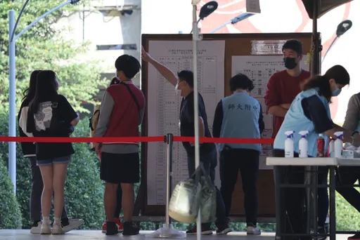 學測首日!數A考前30分鐘學生跑錯考場 警察伯伯鳴笛開路火速救援