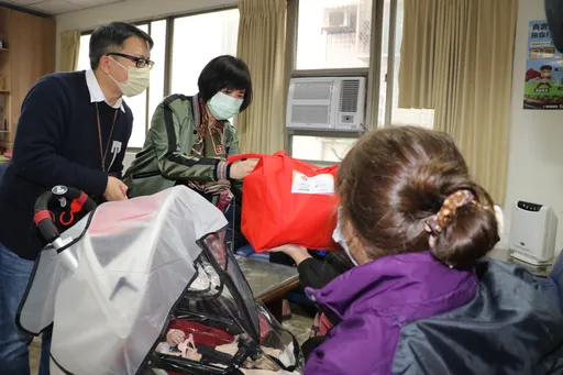 好樣的!協會捐500份年菜 7子媽獲贈感動流淚