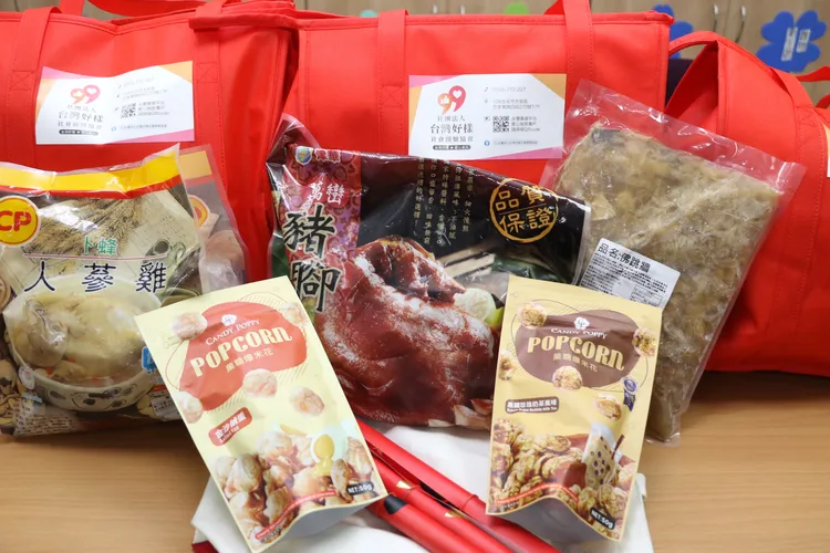 台灣好樣協會捐500份豐盛年菜  每份包含人蔘雞、萬巒豬腳及佛跳牆和2包爆米花。新北市府提供
