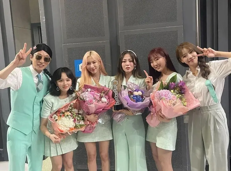 鄭知蘇（左二）參與劉在錫（左）主持的《玩什麼好呢？》，被選進限定女團「WSG Wannabe」。翻攝鄭知蘇IG