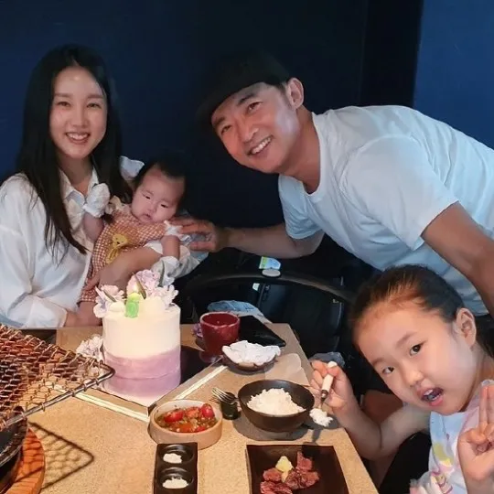 安在旭公開一家人的幸福合照。翻攝오은영 게임