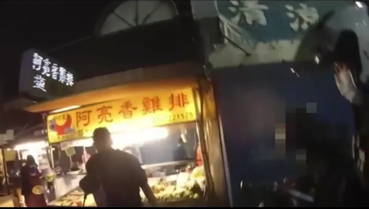 張姓男子還沒買到鹹酥雞，就因通緝遭解送歸案。翻攝畫面