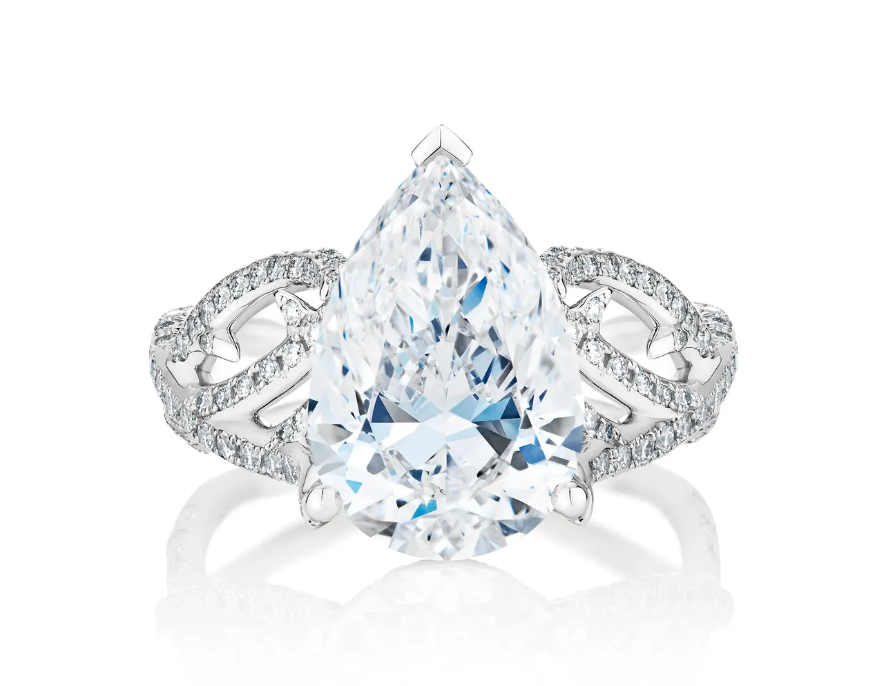 DE BEERS Volute高級珠寶梨形鑽石戒指,梨形主鑽6.08克拉,未定價。品牌提供