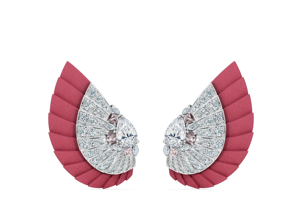 DE BEERS The Alchemist of Light高級珠寶系列Ascending Shadows小型耳環,未定價。品牌提供