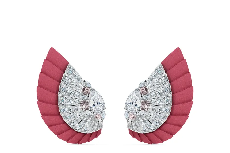 DE BEERS The Alchemist of Light高級珠寶系列Ascending Shadows小型耳環，未定價。品牌提供