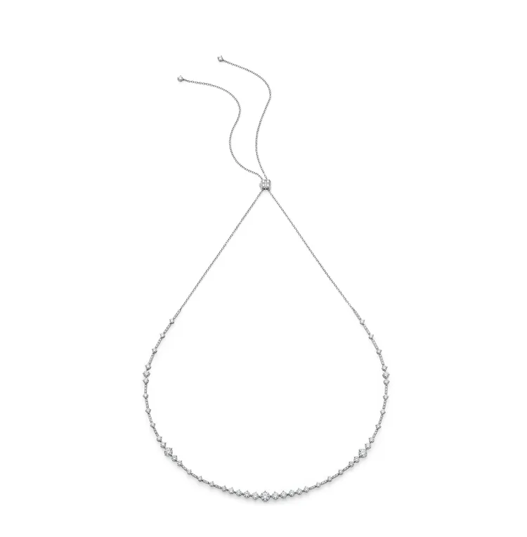 Arpeggia 18K白金單行鑽石頸鍊&髮飾，約143萬元。品牌提供