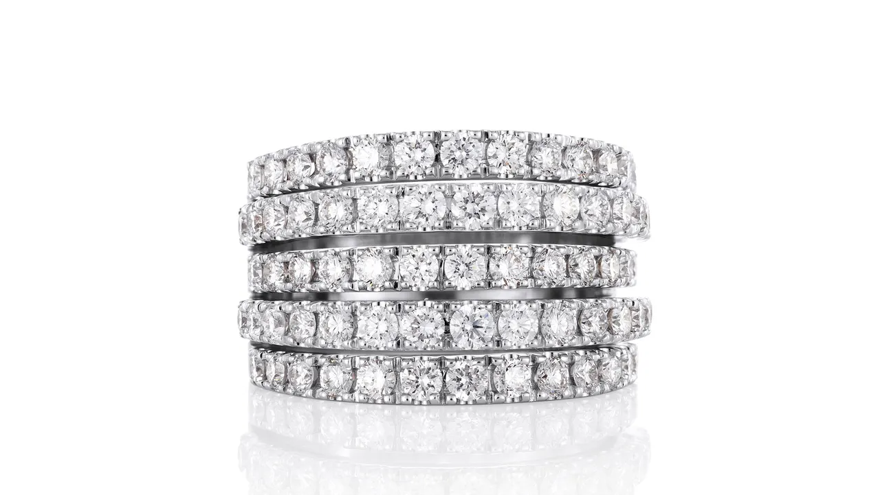 DB Classic 18K白金五行密釘鑲鑽戒指,47萬2000元。品牌提供