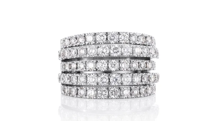 DB Classic 18K白金五行密釘鑲鑽戒指，47萬2000元。品牌提供