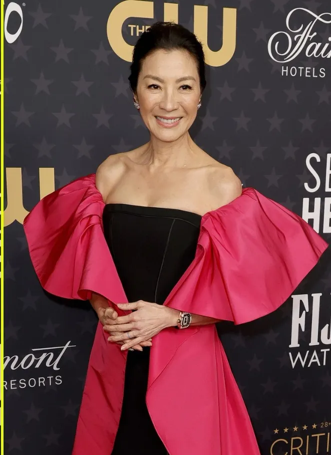 楊紫瓊佩戴DE BEERS旗下高級珠寶Ascending Shadows耳環與Volute鑽戒。翻攝diontalktome IG