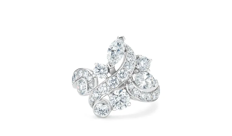 Adonis Rose Cluster 18K白金鑽石戒指，70萬元。品牌提供
