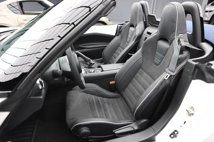 原廠RECARO跑車座椅的椅面材質採Nappa真皮及Alcantara類麂皮材質混搭，造型美觀、實際乘坐包覆性極佳，但坐姿略為變高。翁玉信攝