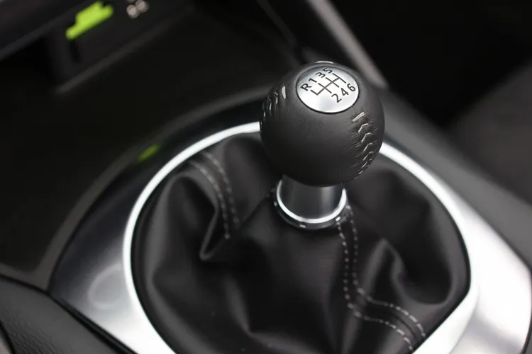 MX-5/MX-5 RS仍僅配置六速手排，要自排請選MX-5 RF。翁玉信攝