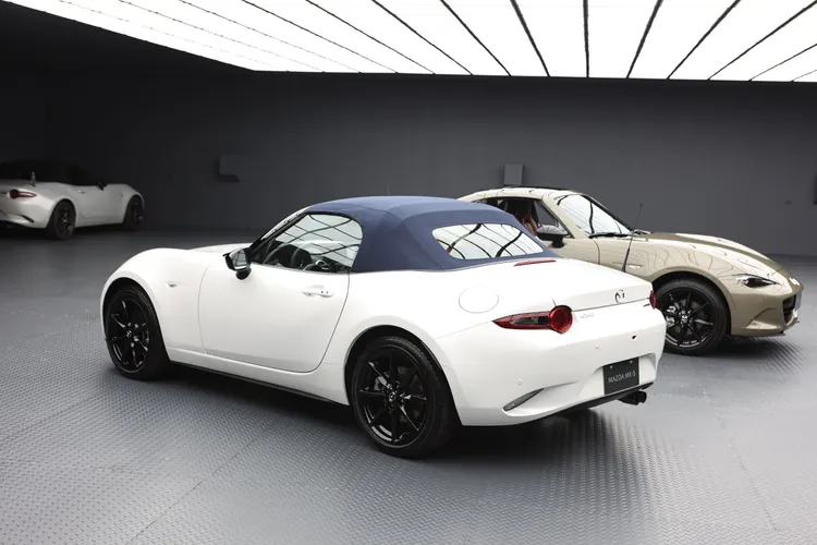 MX-5 RS單一配置NAVY TOP海軍藍軟篷。翁玉信攝