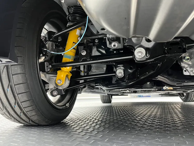 黃筒身的BILSTEIN上身爽度就是高，去年新增的KPC系統仍被保留。吳凌祺攝