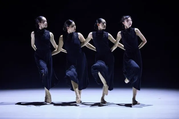 曾靖恩取自經典芭蕾小品—四小天鵝為啟想，利用舞碼中「牽手」的特性，編創出《Swans-Start with Holding Hands 》。文化局提供