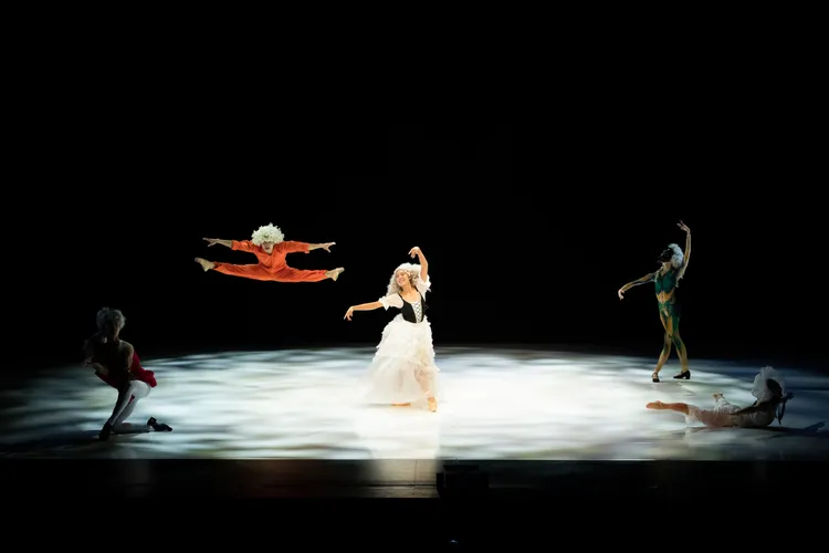 方駿圍以芭蕾舞的精神與夢想，轉創出詼諧幽默的喜劇芭蕾《超能芭蕾夢嬤鬨》。文化局提供