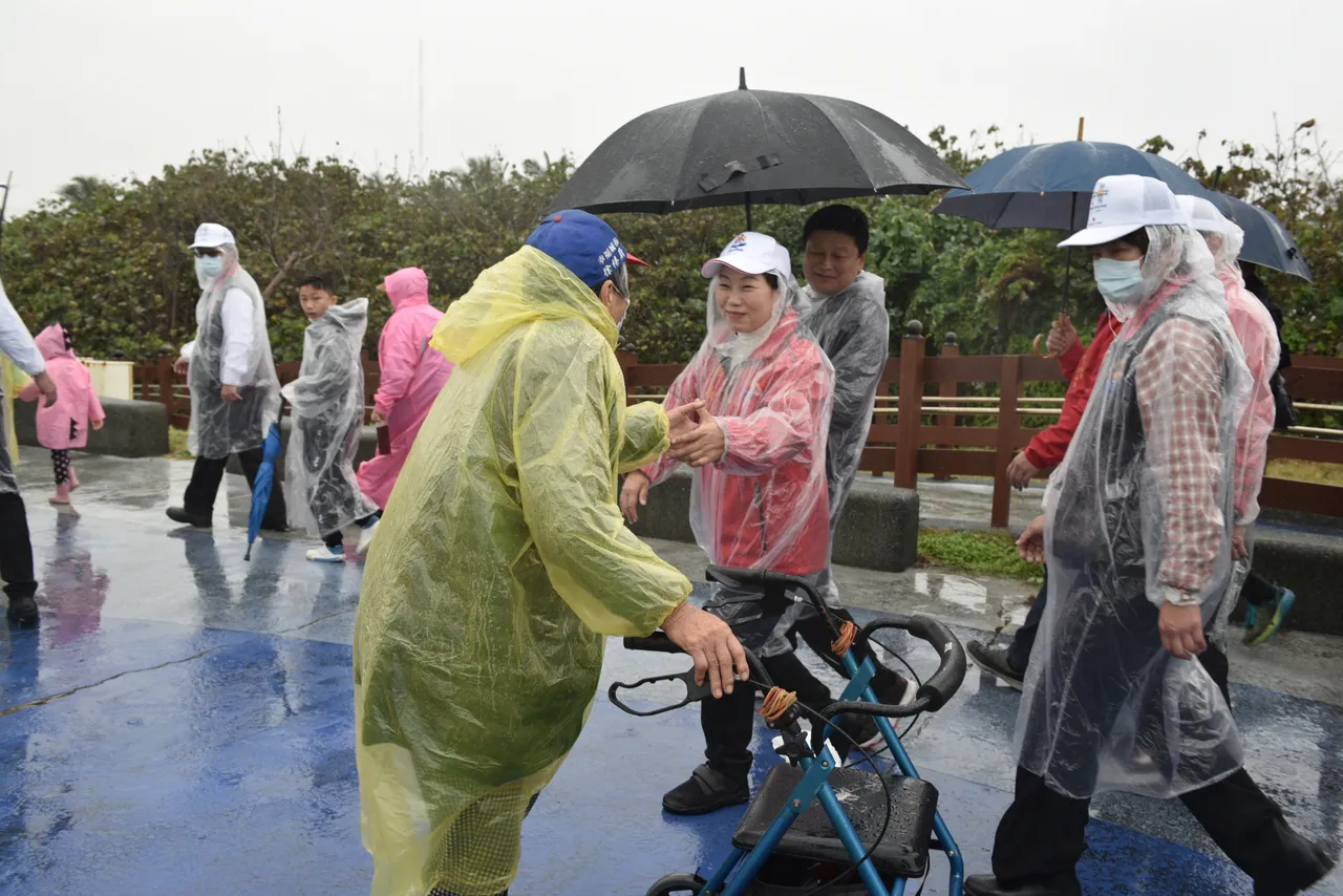 花莲元旦健走有摸彩,吸引大批民众参与。花莲县政府提供