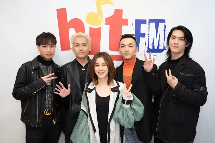 白安（中）和傻子與白痴樂團擔任初四電台特別節目主持人。HitFm提供