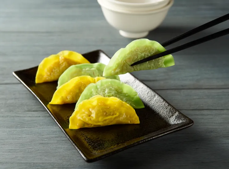 除了豐盛海鮮，套餐還包含鮮肉蝦餃、鮮肉蝦燕餃、鮮肉燕餃、菜肉燕餃等4款自製手工餃。業者提供