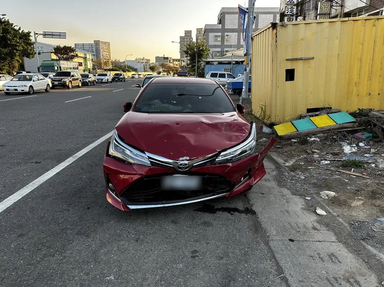 肇事轎車。民眾提供