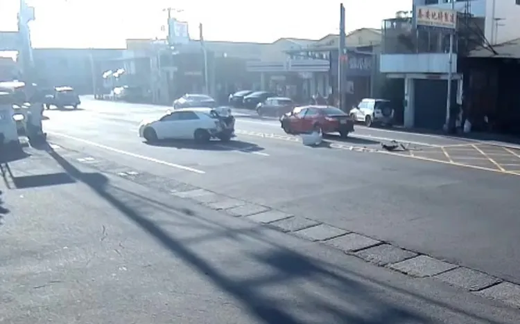 紅色轎車肇事後逃逸。民眾提供