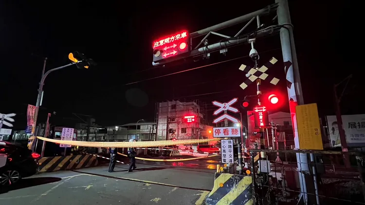 警方趕抵現場拉封鎖線調查事故原因。民眾提供