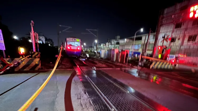 受事故影響，林內站至斗六站間，南下及北上通行列車改為單線雙向行車。民眾提供