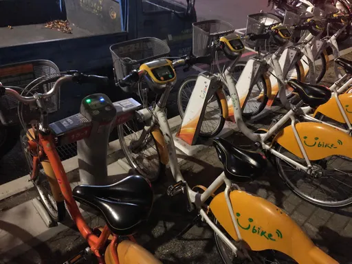 YouBike停錯格「默哀他的錢包」　網友：「防呆」防蠢不防蠻力