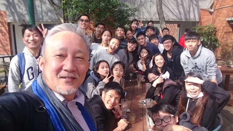 張曉雄深獲學生喜愛。移民署提供