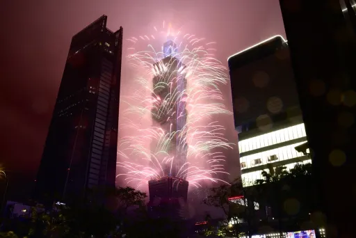 北市動員745人清跨年垃圾 復原市容1小時內搞定