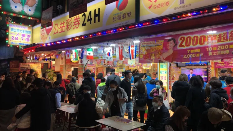 業者直呼，從開業以來沒有這麼誇張，現場破百人。業者提供