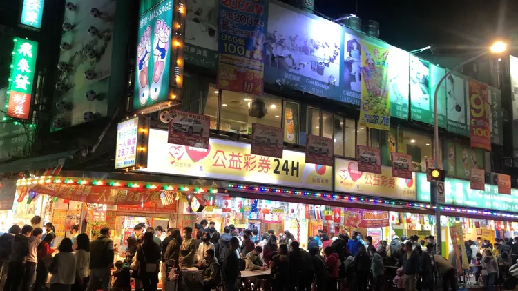 除夕夜民眾彩券行試手氣。業者提供