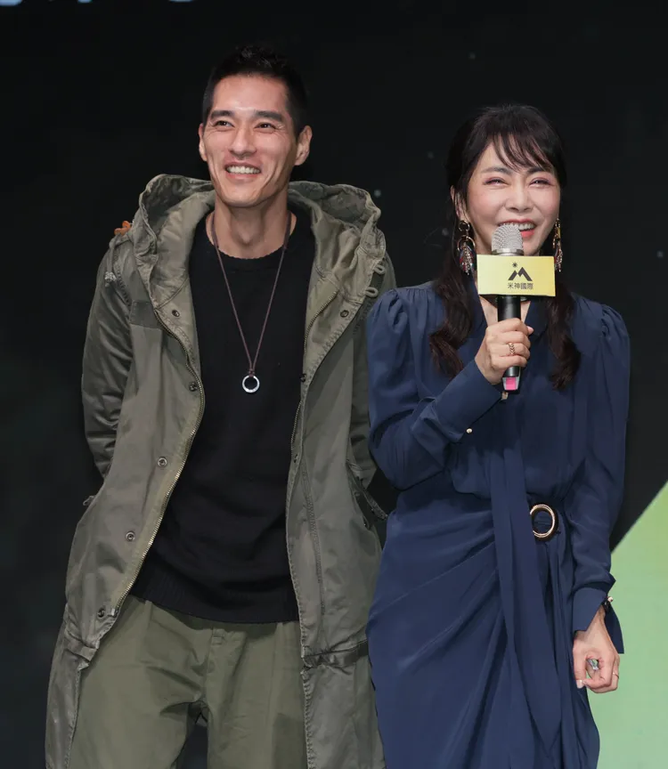 藍正龍（左）最後靠柴智屏才度過錢關。彭欣偉攝