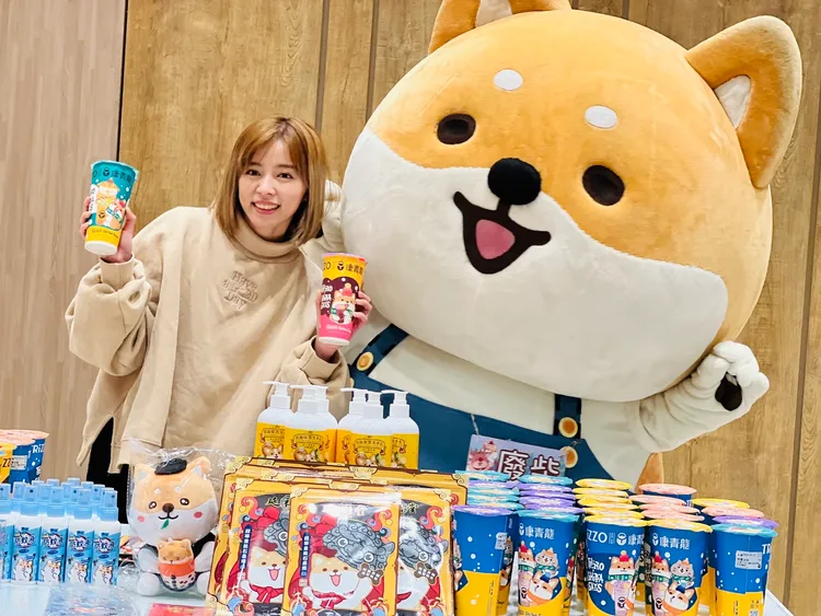 王瞳《市井豪門》被分手，好友廢柴馬上來療癒她。民視提供