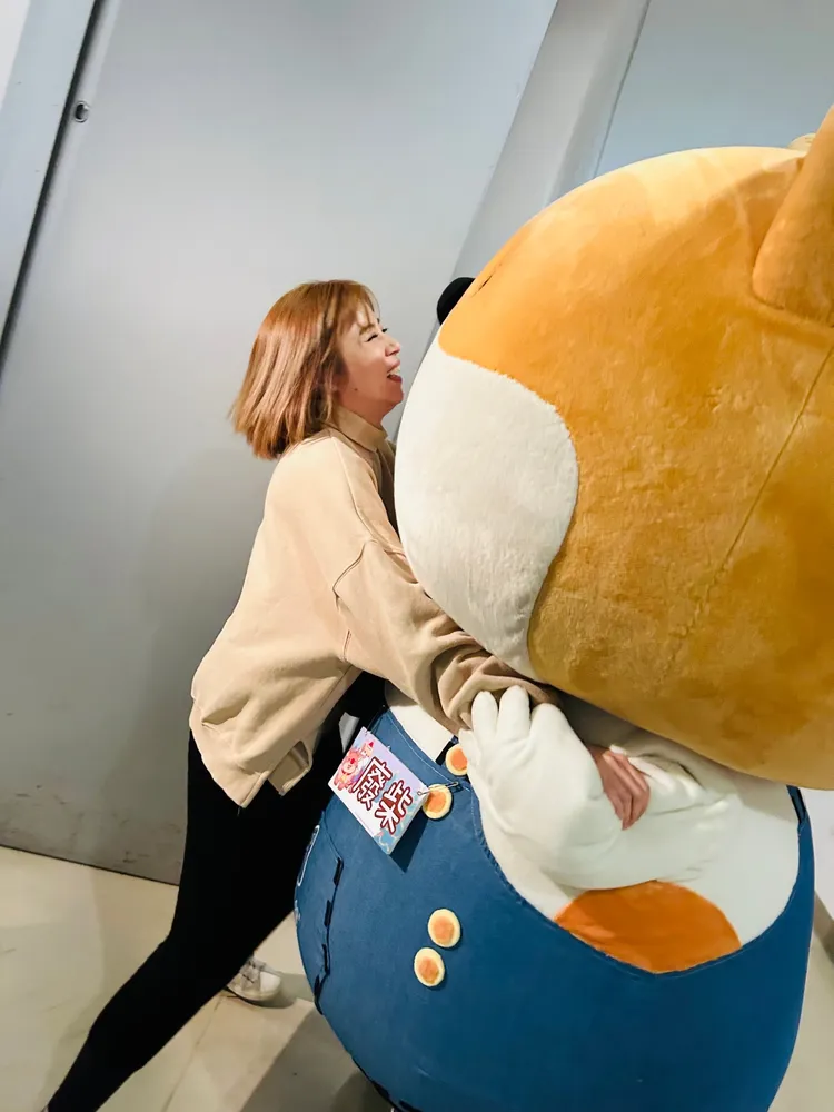 王瞳一看到廢柴身影，立刻衝出來飛撲擁抱。民視提供