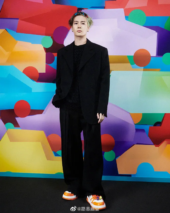 王嘉爾出席LV日前於巴黎舉辦的2023秋冬男裝系列大秀。翻攝路易威登微博