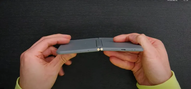 Pixel Fold底部也有喇叭孔。翻攝Dave2D的YouTube