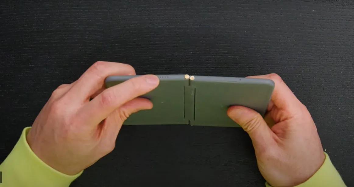 Pixel Fold顶部有喇叭孔。翻摄Dave2D的YouTube