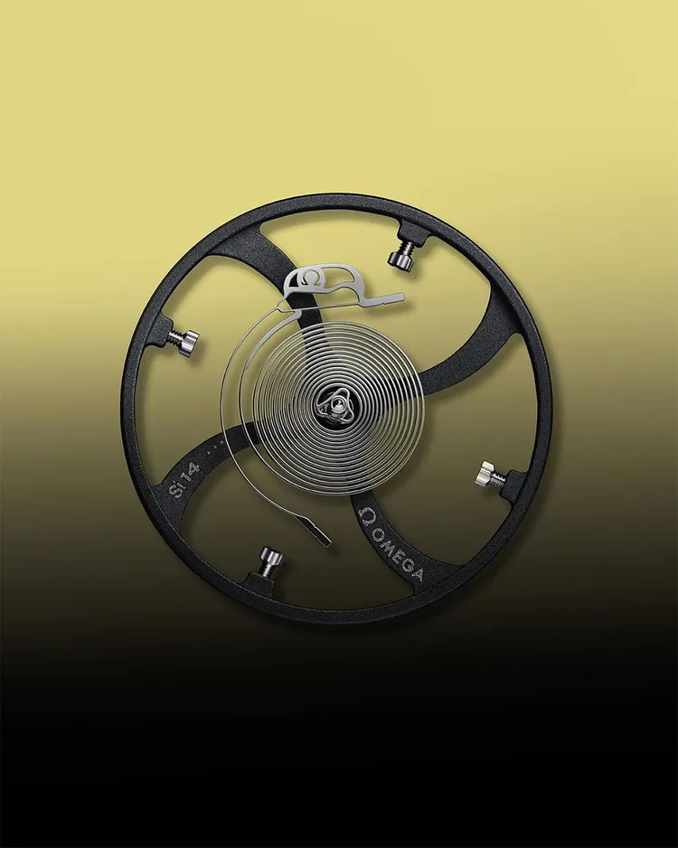 OMEGA研發的全新「Spirate系統」，打造採用Si14矽材質製成的螺旋游絲，讓此錶可達到每天誤差僅有 0/+2秒的認證精準性。品牌提供