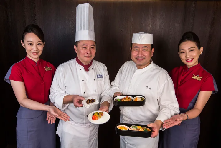 燈燈庵東京本店派駐的日籍料理長廣中新輝(右2)與華膳主廚李明哲(左2)經驗傳承。華航提供