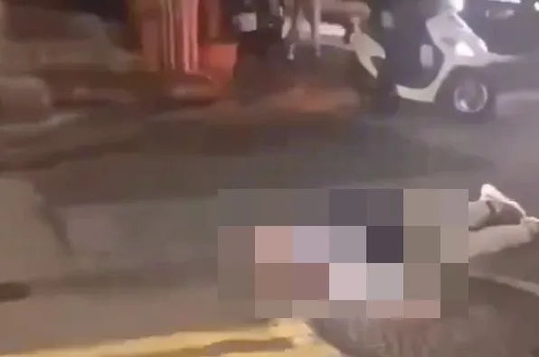 綽號黑人的郭信一遭槍手狙殺，倒臥在街頭。翻攝畫面