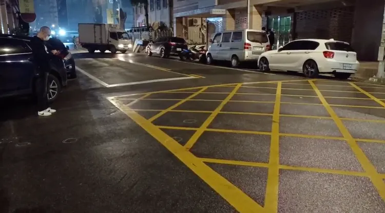 警方在現場發現數顆彈殼。翻攝畫面