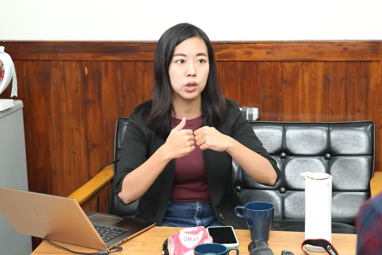 吳佩芸表示就職後絕不會靠藍綠兩黨選邊站，未來4年會繼續打擊不公不義。張喆喜攝