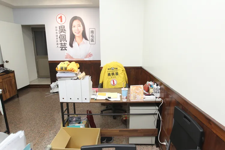 辦公室樸素簡單。張喆喜攝