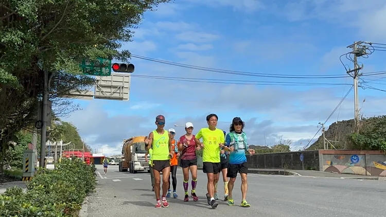 盲人跑者行經七星潭。花蓮家扶中心提供
