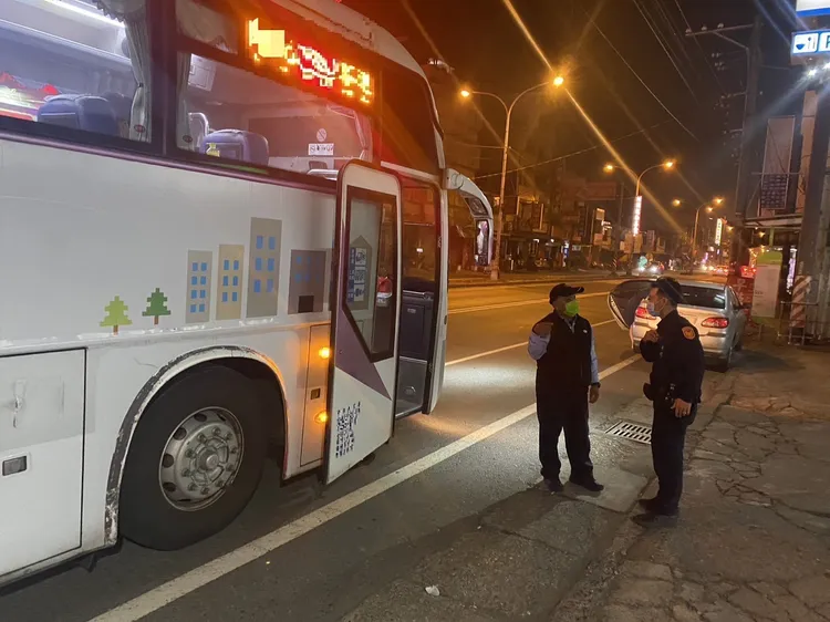 屏東員警在客運站前，等待迷路到台北的少女重新坐車回屏東。讀者提供