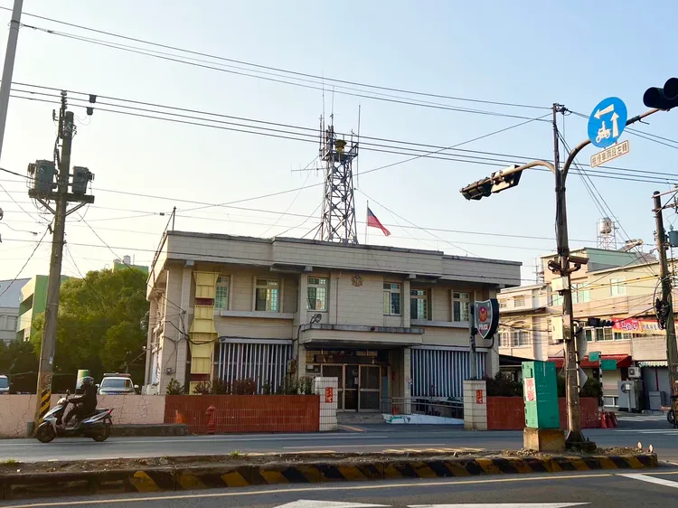 屏東里港警分局九如分駐所的員警協助搭錯車到台北的少女重返屏東。讀者提供