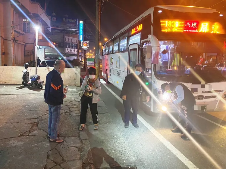 屏東少女坐錯車，意外一路從屏東坐到台北，經客運與員警協助，深夜時分重返屏東。讀者提供