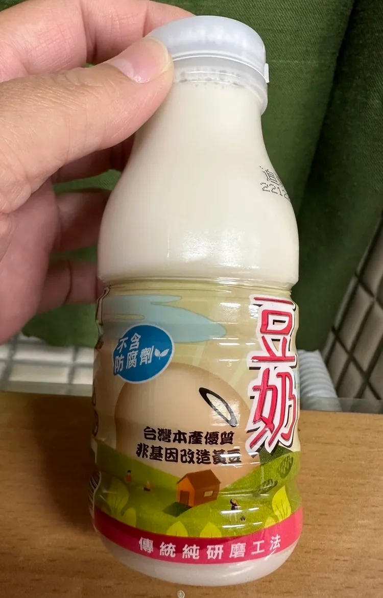 北市某國小家長表示學校發放「石斑魚補助豆奶」，卻未見石斑魚僅豆奶。讀者提供