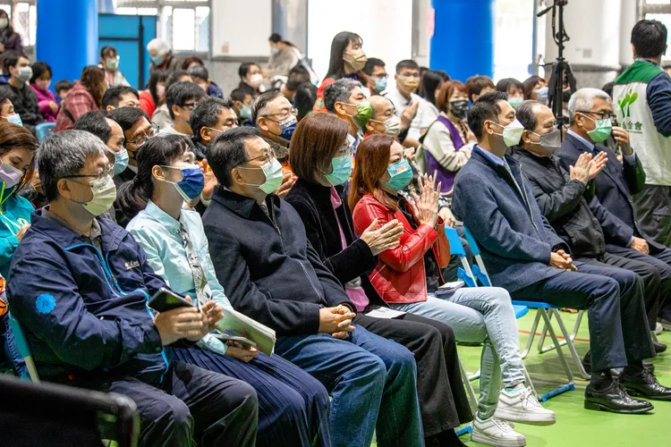 立委陳歐珀、陳琬惠、宜蘭市市長陳美玲、宜蘭縣議長張勝德、議員林麗、莊淑如、黃定和等人都親臨現場，向弱勢家庭拜早年，並提供摸彩品同歡。家扶提供